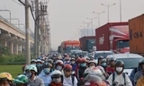 Cửa ngõ Sài Gòn kẹt xe kinh hoàng trong ngày đưa ông Táo về trời