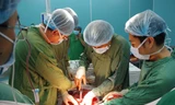 Các bác sĩ thực hiện ca mổ cứu sống bệnh nhân.