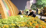 Thâu đêm thi công đường hoa Nguyễn Huệ phục vụ tết Nguyên đán