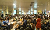 Hàng nghìn người vật vờ ở sân bay Tân Sơn Nhất sau sự cố máy bay của Vietjet 