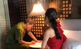 Công an làm việc với một cô gái bán dâm.