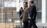 Ông Kim Chang-son (bên trái), trưởng ban lễ tân của nhà lãnh đạo Triều Tiên Kim Jong-un, đi bộ ra xe của mình tại Đại học Liên bang Viễn Đông ở Vladivostok, Nga vào ngày 21/4. Ảnh: Yonhap