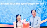 Chủ tịch TPHCM trao quyết định cán bộ