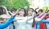 Hàng nghìn người khoe sắc với tà áo dài Việt trên phố đi bộ 