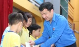 Bí thư Trung ương Đoàn Ngô Văn Cương thăm, tặng quà thiếu nhi các mái ấm ở TPHCM