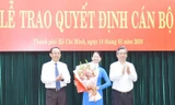 Bí thư TPHCM trao quyết định cho 2 nhân sự làm Bí thư Quận ủy