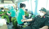 Cán bộ, chiến sĩ cảnh sát cơ động chia sẻ giọt máu nghĩa tình