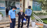 Cụ bà ủng hộ hơn 80 triệu cho quỹ vắc-xin phòng chống COVID-19