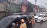 Cây xanh ngã đổ, ô tô ngập nước trong cơn mưa lớn ở TPHCM 