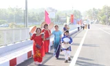 Người dân TPHCM phấn khởi 'check-in' trên cây cầu nối đôi bờ sông Tắc