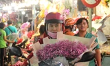 Cắm hoa xuyên đêm ở phố hoa lớn nhất TPHCM dịp 8/3