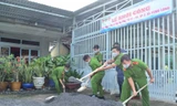  Đoàn viên, chiến sĩ tình nguyện hỗ trợ người dân xây dựng nông thôn mới