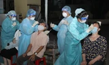 Cận cảnh tình nguyện viên lấy mẫu xét nghiệm COVID-19 ở 'điểm nóng' giãn cách xã hội