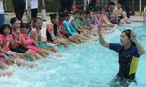 'Tiểu tiên cá' Ánh Viên dạy bơi cho thiếu nhi