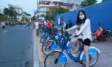 Nghỉ lễ, bạn trẻ đổ về trung tâm TPHCM đạp xe, dạo phố 