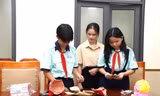 Hai học sinh lớp 8 ở TPHCM mang heo đất, tập vở san sẻ khó khăn với đồng bào vùng lũ