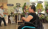 Người hâm mộ đi xe lăn đến viếng nghệ sĩ Lê Bình
