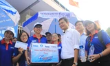 Chủ tịch Hội SVVN thăm, tặng quà tình nguyện viên Tiếp sức mùa thi