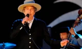Diễn biến vụ huyền thoại Bob Dylan bị cáo buộc tấn công tình dục