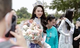 Hoa hậu Mai Phương xúc động trong lần đầu về thăm quê sau đăng quang 