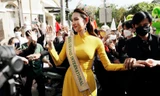 Hoa hậu Thuỳ Tiên mặc áo dài diễu hành, bật khóc khi được hàng nghìn fan chào đón