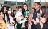 Đỗ Thị Hà mặc áo dài rau má, rạng rỡ về thăm quê sau khi lập thành tích top 13 Miss World