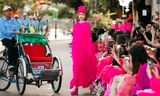 Hoa hậu Đỗ Thị Hà ngồi xích lô làm vedette, hoá thân thành quý cô sang chảnh trên phố cổ Hội An