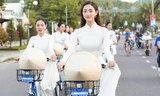 Lương Thùy Linh diện áo dài trắng nền nã, cùng dàn thí sinh Miss World Vietnam đạp xe ven biển