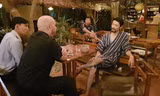 Johnny Trí Nguyễn gầy gò, già nua khi gặp võ sư Flores