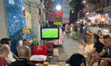 Người dân phố cổ Hà Nội bê tivi ra vỉa hè xem World Cup