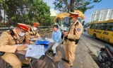 Lực lượng CSGT, Công an TP. Hà Nội lập biên bản xử lý chủ phương tiện vi phạm trong lĩnh vực giao thông.