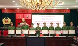 Được sự ủy quyền của lãnh đạo cấp trên, Thiếu tướng Nguyễn Thanh Tùng trao khen thưởng các tập thể, cá nhân lập thành tích trong điều tra vụ án.