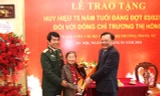Bí thư Thành ủy Hà Nội Đinh Tiến Dũng trao Huy hiệu 75 năm tuổi Đảng và tặng hoa chúc mừng đồng chí Trương Thị Hồng
