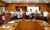 Lãnh đạo quận Hà Đông tặng hoa, chúc mừng các đồng chí được điều động, bổ nhiệm