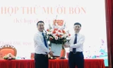 Phó Chủ tịch HĐND TP Hà Nội Phạm Quí Tiên tặng hoa chúc mừng tân Chủ tịch HĐND huyện Thanh Oai Nguyễn Khánh Bình (bên trái)