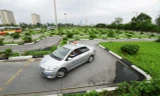 Học viên thực hành lái xe ô tô