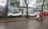 Xe ô tô đỗ ngăn nắp trên vỉa hè trước dự án The Legacy trên đường Ngụy Như Kom Tum