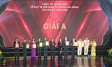 Ban tổ chức trao giải A cho các tác giả, nhóm tác giả đoạt giải