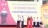 Lãnh đạo thành phố tặng quà cho Trường Tiểu học Đào Duy Tùng.