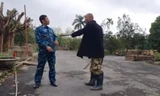 [CLIP] Đối tượng chiếm đất cầm 'song đao' đe dọa cán bộ ở Hà Nội