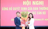 Phó Bí thư Thường trực Thành ủy Hà Nội Nguyễn Thị Tuyến trao Quyết định của Ban Thường vụ Thành ủy cho đồng chí Nguyễn Văn Đức.