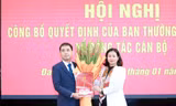 Phó Bí thư Thường trực Thành ủy Hà Nội Nguyễn Thị Tuyến trao Quyết định của Ban Thường vụ Thành ủy cho đồng chí Nguyễn Văn Đức.