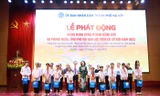 Lãnh đạo UBND TP. Hà Nội và UBND huyện Mê Linh trao quà cho trẻ em có hoàn cảnh khó khăn 