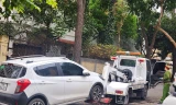 Lực lượng chức năng xử lý xe ô tô dừng đỗ sai quy định trên địa bàn quận Hai Bà Trưng