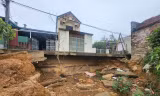 Cận cảnh tuyến đê bị sạt lở nghiêm trọng tại Chương Mỹ vừa phải công bố tình huống khẩn cấp