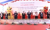Các đại biểu thực hiện nghi lễ khởi công xây dựng 2 cụm công nghiệp tại huyện Phúc Thọ