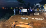Căng bạt, xuyên đêm khắc phục sự cố sụt đê ở Sóc Sơn