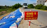 Hà Nội: Xuất hiện 3 điểm sụt lún đê Yên Nghĩa, quận Hà Đông dựng rào chắn đường