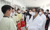 Thủ tướng Phạm Minh Chính tặng quà động viên gia đình bệnh nhân ở lại điều trị trong dịp Tết tại Bệnh viện Bệnh nhiệt đới Trung ương. 