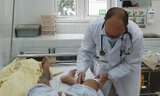 PGS.TS Đỗ Duy Cương thăm khám cho bệnh nhân bị Whitmore